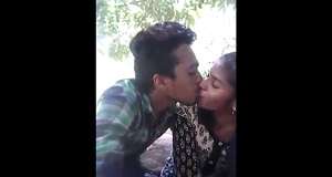 बंगाली कपल की पार्क में किसिंग