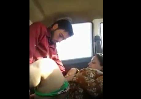 Desi Pakistani aunty bf clip   Car me driver ke sath chudai ki