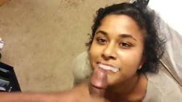 खूबसूरत इंडियन लड़की ने मुंह में ली अफ्रीकी लंड की मलाई